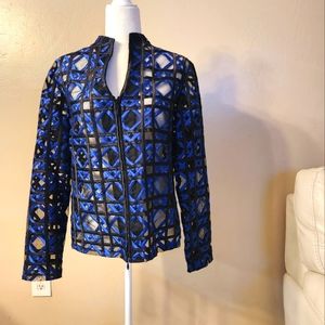 Full zip in the front becky &bobby jacket.